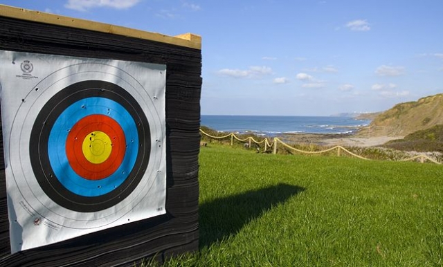 Un blanco de jalo con arco 